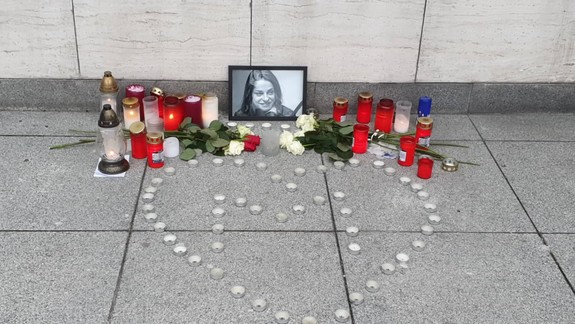 Nebohá Monika Potokárová: Pri divadle ľudia zapaľujú  sviečky