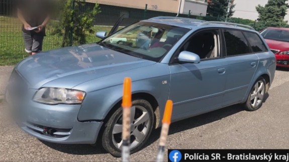 Nadrogovaný vodič za volantom sa zrejme hral na policajta