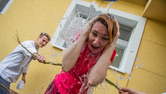 Šibačka a oblievačka: Čo symbolizujú voda, zeleň a vajíčka? Šibalo sa v minulosti i v Bratislave?