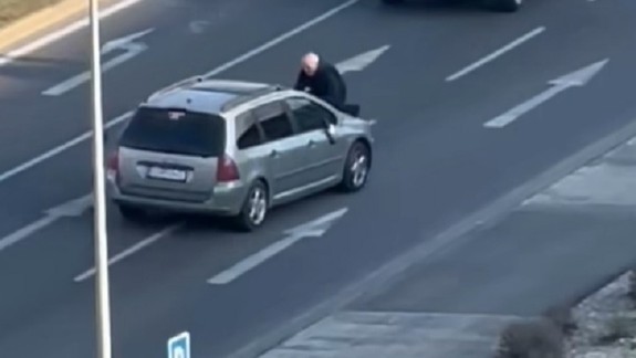 VIDEO Šialená scéna na Galvaniho: Auto uháňalo aj s rozčúleným mužom na kapote