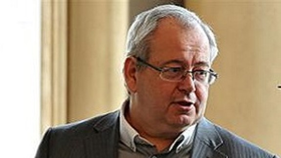 Neudržateľné, nakoniec si budeme svietiť smartfónmi, kritizoval Bajan Nesrovnala