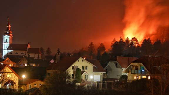 FOTO: Pokojný sobotný večer v Devíne narušil požiar dvoch chatiek
