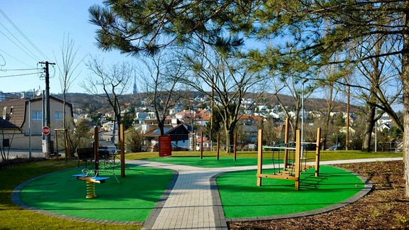 FOTO: Vynovený park Husova na Kolibe je opäť otvorený pre verejnosť