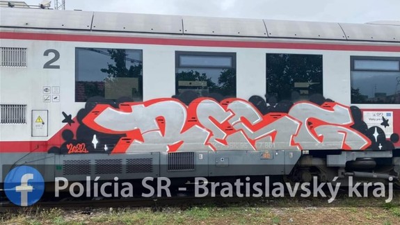 Neznámi vandali posprejovali v železničnom depe rušeň