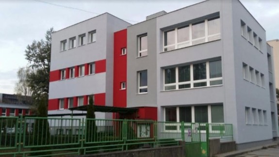 Bez zábran: Vandali vyčíňali na škole v Ružinove, prerezali káble a tým ju odstavili aj od energií