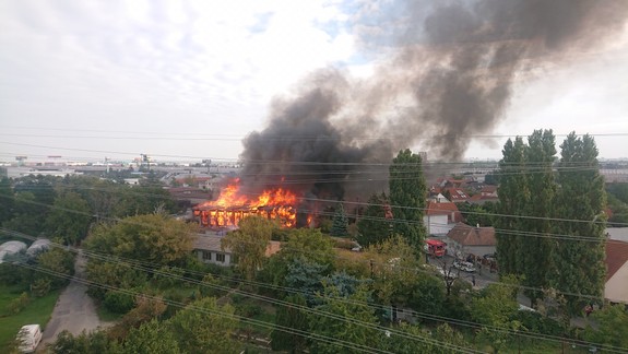 FOTO a VIDEO: Rozsiahly požiar ubytovne na Mlynských luhoch - na mieste zasahujú desiatky hasičov