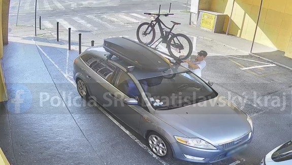 Nepoznáte tohto muža? Policajtom by mohol pomôcť pri vyšetrovaní krádeže bicykla