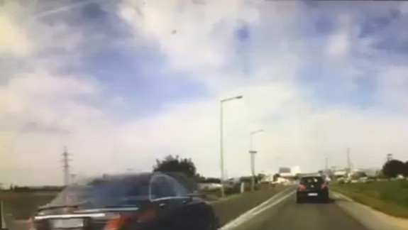 VIDEO: Vodič Mercedesu predbehol policajtov cez dvojitú plnú čiaru. Následne nafúkal