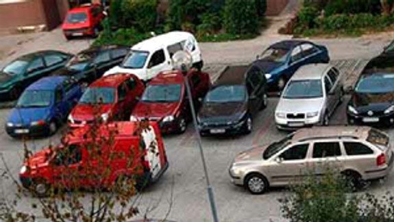 V Dúbravke dali návrhu parkovacej politiky zelenú, vo Vrakuni nie