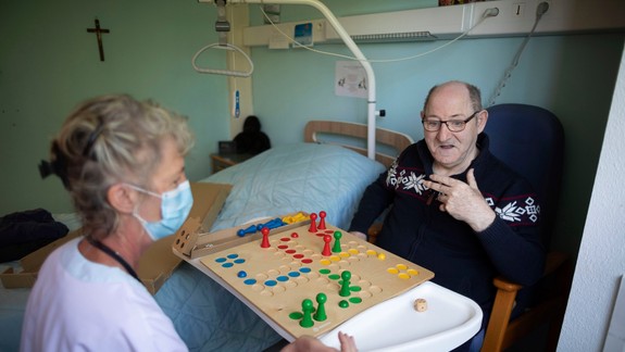 Súkromným seniorcentrám poskytlo mesto státisíce eur: Platia vďaka tomu starí ľudia menej?