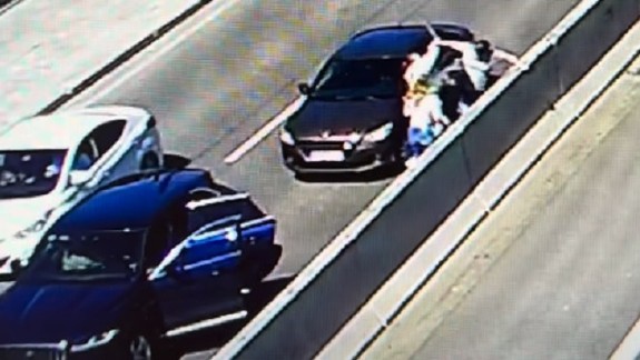 VIDEO: V Mlynskej doline sa na ceste sa strhla bitka medzi vodičmi áut