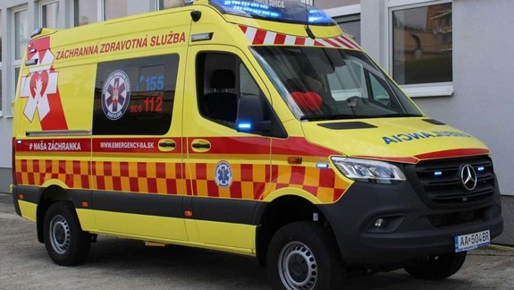 Muž pri obchode utrpel bodné poranenie krku: Záchranári ho previezli do nemocnice