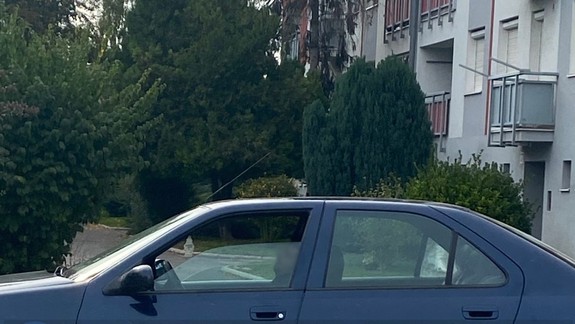 Zdrogovaný vodič: Zablokoval vjazd na parkovisko a dal si "šlofíka"