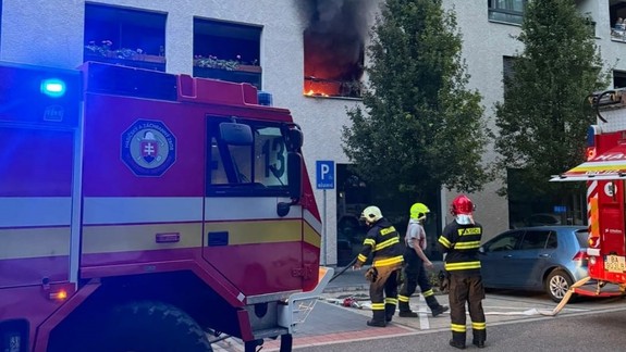 FOTO Veľký požiar na Kutlíkovej: Byt na prvom poschodí plamene úplne zdevastovali