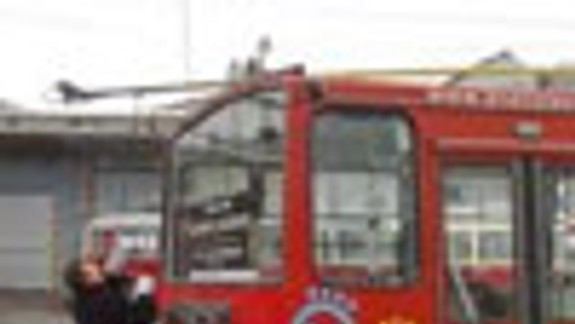 Na Rožňavskej poškodilo nákladné auto trolej