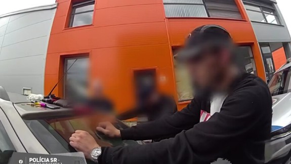 VIDEO: Nadrogovaní a na ukradnutom aute: Policajti zadržali dvojicu, po ktorej bolo vyhlásené pátranie