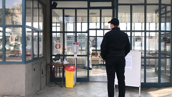 Nové prípady ochorenia COVID-19 pomaly klesajú, v nemocniciach počet pacientov, naopak, stúpol na 3 620