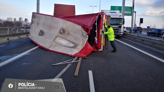 Na Prístavnom moste sa prevrátil príves nákladného auta