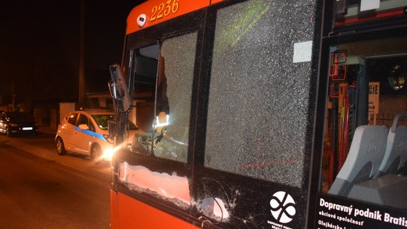 Nevideli ste túto nehodu? Vodič dodávky narazil do autobusu a ušiel