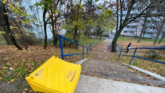 FOTO: V Karlovej Vsi skúšajú novinku - posypať v zime soľou problémové miesta môžu aj okoloidúci...