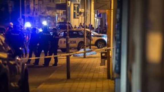 Šéf NAKA nevylúčil, že tragickú streľbu budú vyšetrovať ako terorizmus