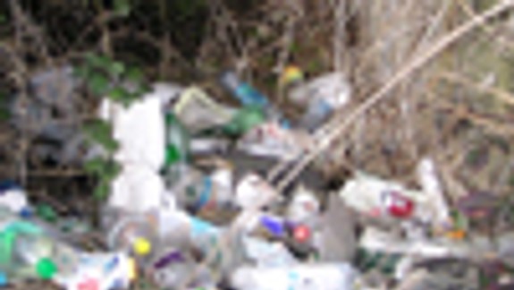 Odpad po zničených chatách zostal v lese