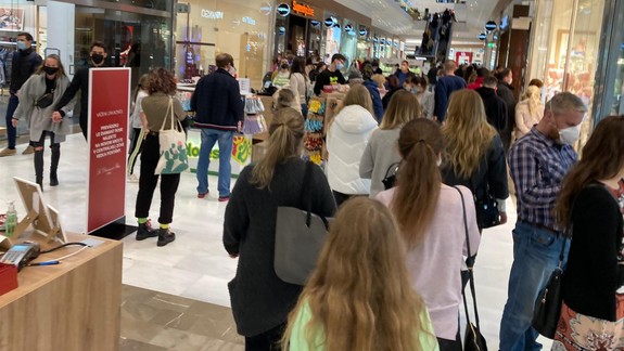 Chaotické rozhodnutia vlády spustili šialenstvo v obchodoch. Obávať by sme sa však mali ešte niečoho iného