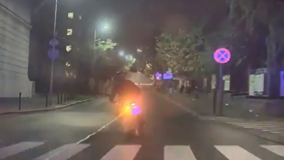 Nočná naháňačka: Muž na ukradnutej motorke ignoroval policajtov, chcel sa s nimi biť a tak museli použiť zbraň...