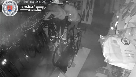 Z obchodu na Bajkalskej zmizli drahé bicykle a hotovosť - nespoznáte podozrivých?
