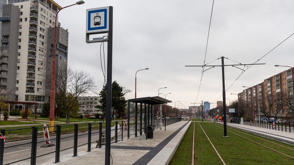 Spustenie električiek v Karlovej Vsi blokuje spor o vstup na pozemky