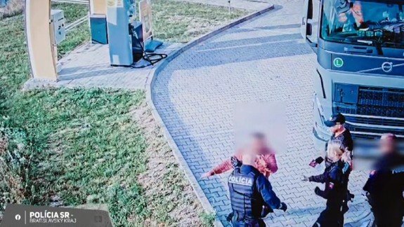 VIDEO: Agresívny kamionista rozbíjal zariadenie čerpacej stanice, napadol aj policajtov