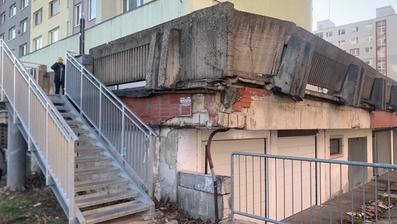 Čaká sa, kým príde k nešťastiu? Katastrofálny stav petržalských terás je už hrozbou pre obyvateľov