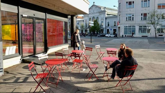 Sadnite si: Červené stoličky a stoly sa čoskoro vrátia do ulíc