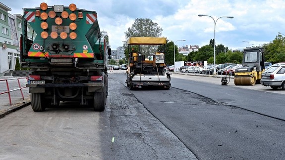 V Karlovej Vsi idú dať do gruntu vozovku cesty na Staré grunty
