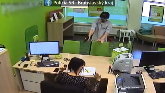 Policajti zrejme už poznajú dvojicu lupičov, ktorí prepadli banku na Seberíniho. Nevideli ste ich?