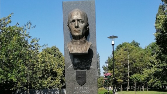 Vandali posprejovali pamätník Andreja Hlinku v Ružinove