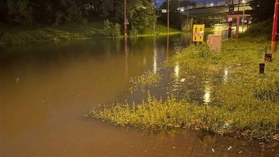Nočný lejak: Gagarinovu zaplavilo, vznikli viac ako hodinové kolóny