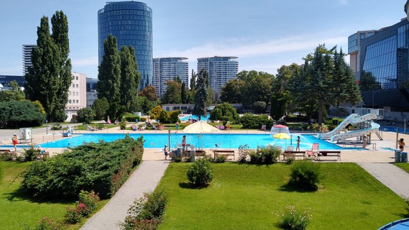 Zmapovali sme ceny na kúpaliskách: Koľko zaplatíte za vstupné, langoš či kofolu?