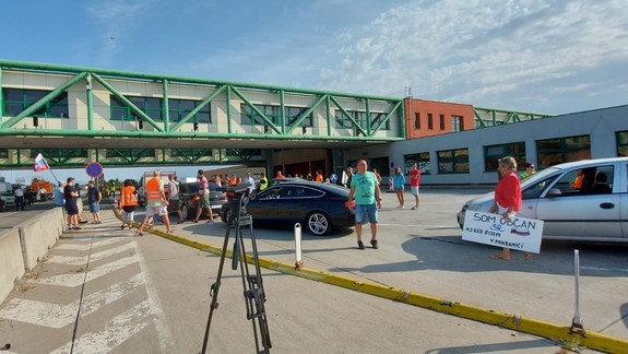 VIDEO: Na hraničnom priechode Čunovo - Rajka protestujú pendleri, vytvorili sa dlhé kolóny