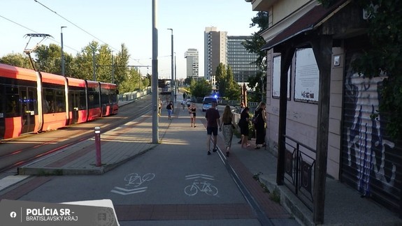 Vážna nehoda pri Starom moste: Cyklista narazil do chodca, leží v bezvedomí v nemocnici
