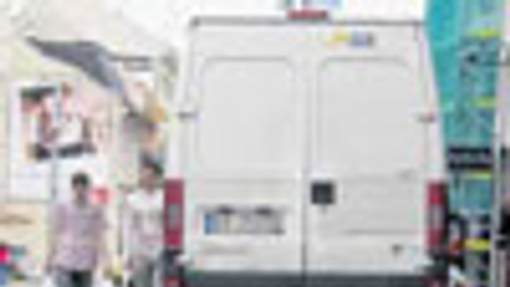 Autá parkujú na pásoch pre nevidiacich