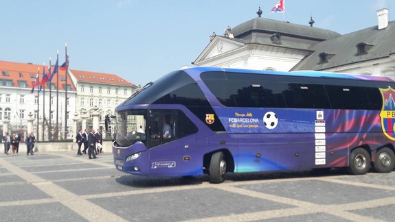 FOTO: Pred palácom na Hodžovom námestí parkoval autobus FC Barcelona. Koho ku prezidentovi Kiskovi priviezol?