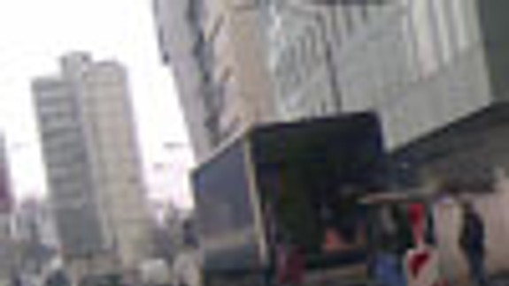 Pri River Parku stáli autá aj vo februári