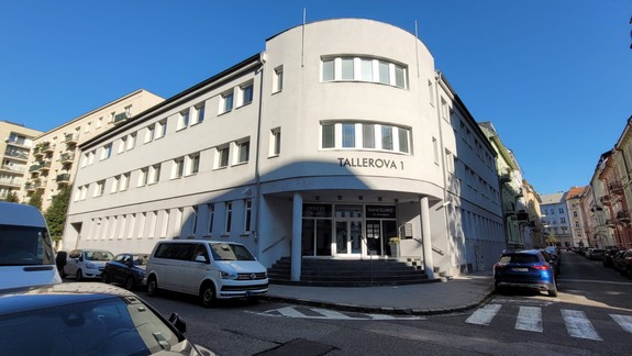 Známu administratívnu budovu v centre mesta zbúrajú, vyrastie tu bytový dom