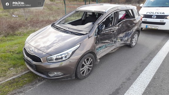 Pri dopravnej nehode neďaleko Stupavy sa zranili dve deti