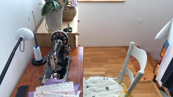 Rúška začal šiť aj 83-ročný penzista z Rusoviec - oprášil starý šijací stroj