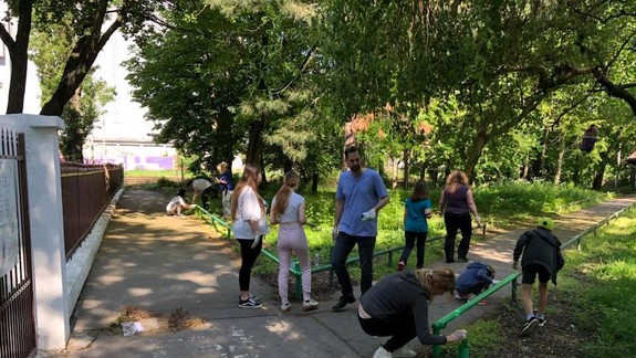 FOTO: Do tradičnej brigády v Dimitrovke sa zapojili aj pracovníci novomestskej samosprávy