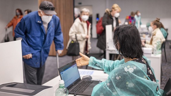 V prvý očkovací deň na NFŠ zaočkovali treťou dávkou okolo 1400 ľudí