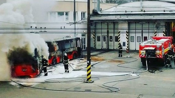 VIDEO: Vo vozovni Jurajov dvor horel autobus MHD - nezachránili ho už ani hasiči!