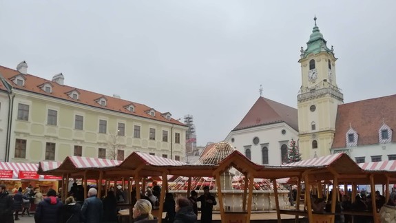 FOTO a VIDEO: Stánky na vianočných trhoch v centre Bratislavy sú už otvorené!